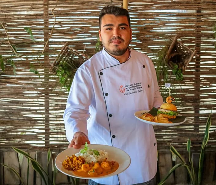 Garçon fazendo atendimento de uma mesa no restaurante