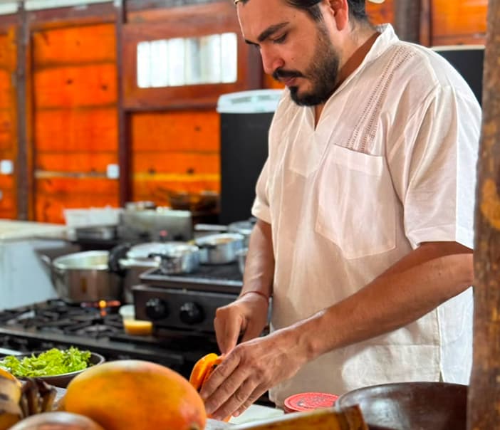 Garçon fazendo atendimento de uma mesa no restaurante